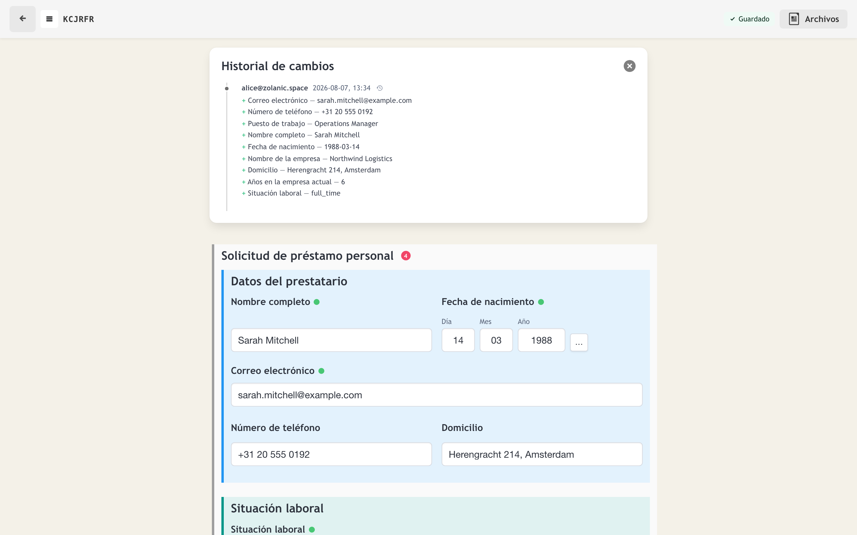 Panel de historial con los cambios de campo atribuidos y con marca de tiempo