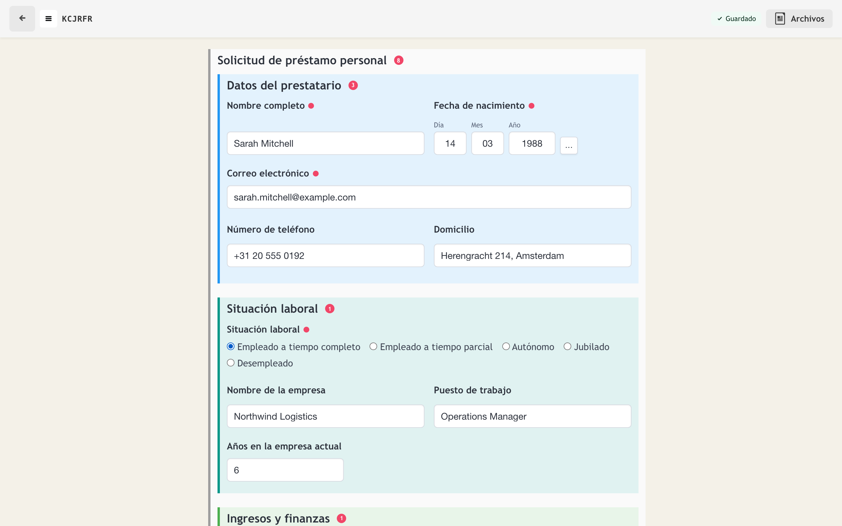 Formulario estructurado con secciones, marcas de validación y estado de guardado automático