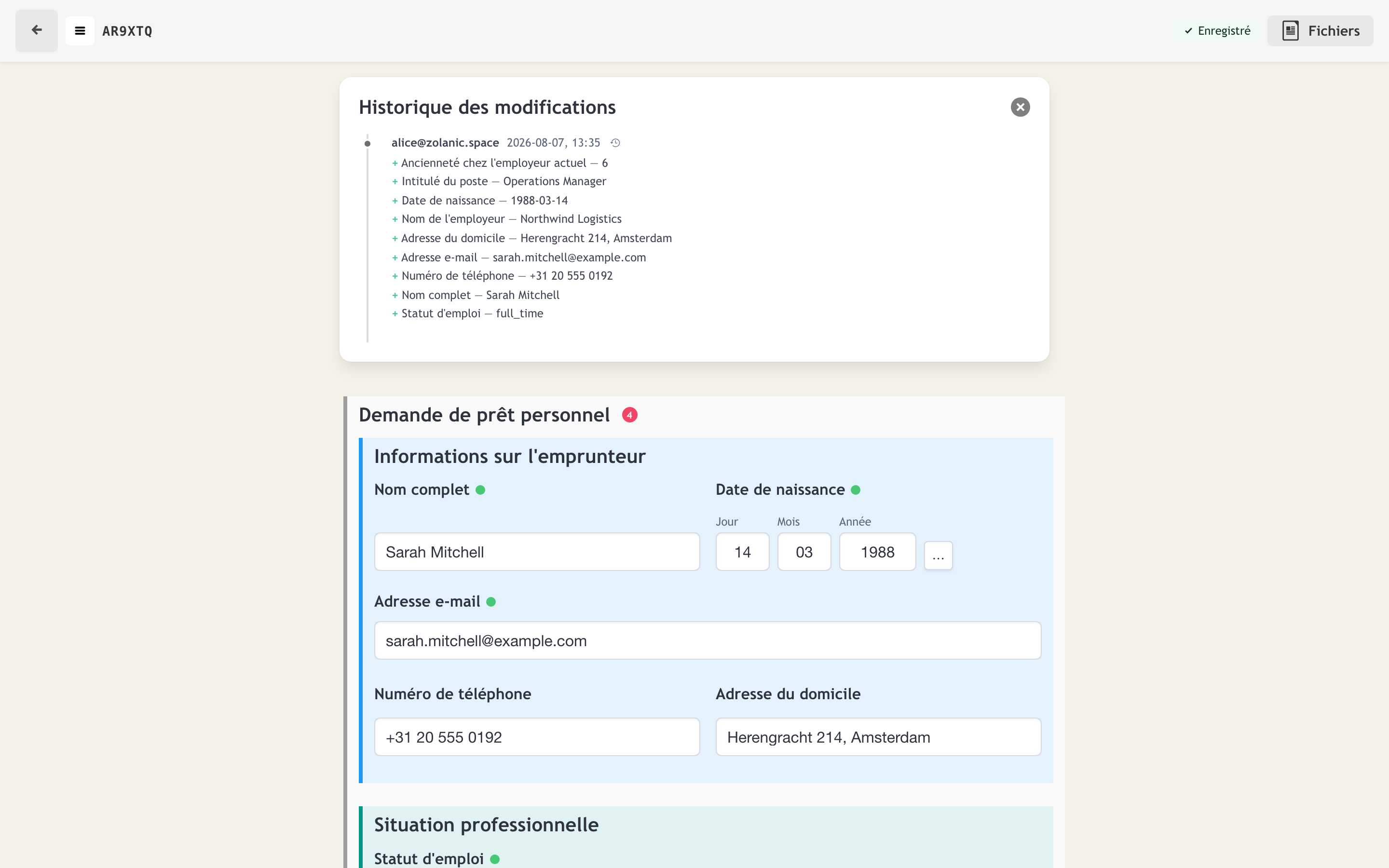 Panneau d'historique listant les modifications de champs attribuées et horodatées
