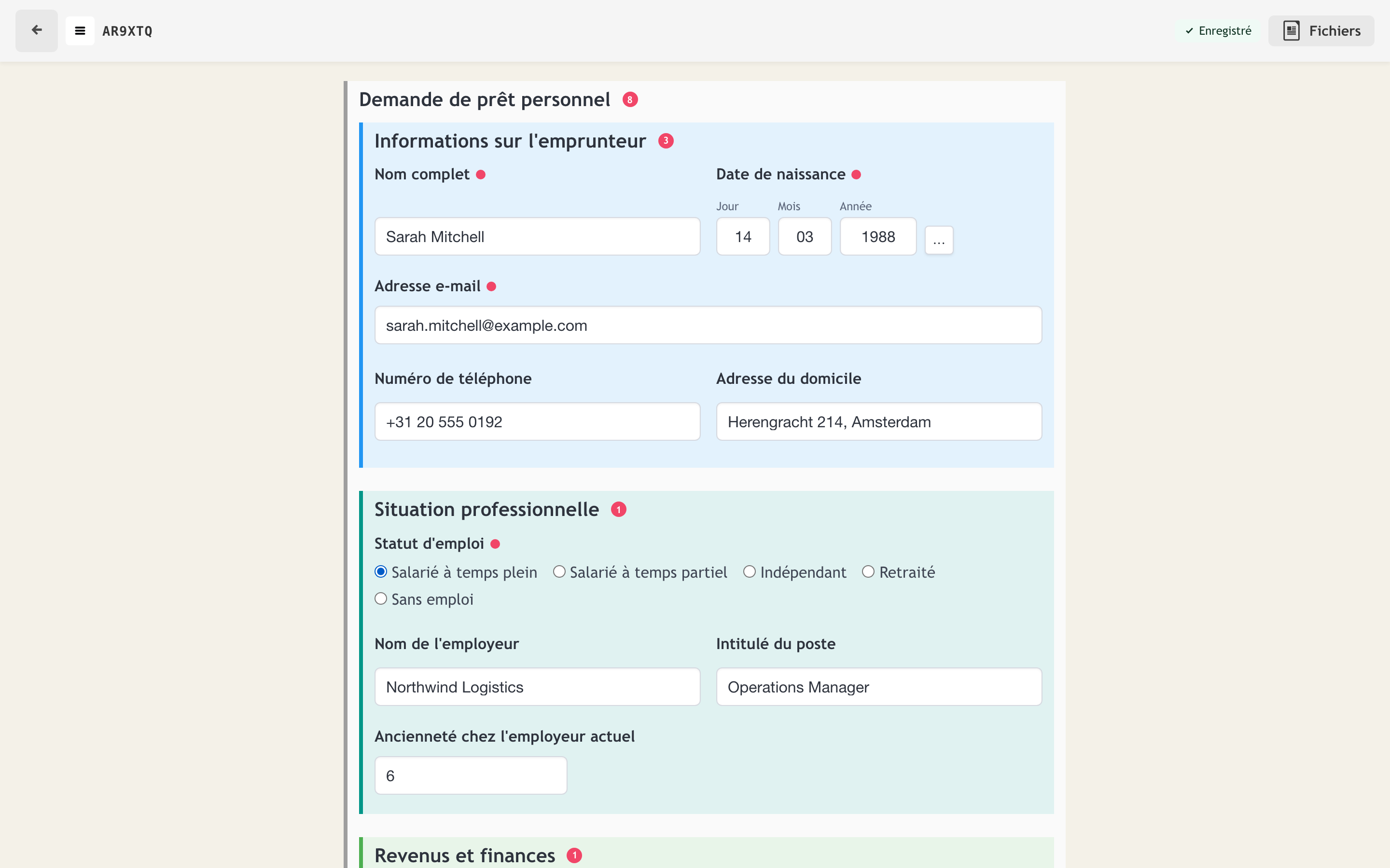 Formulaire structuré avec sections, indicateurs de validation et état d'enregistrement automatique