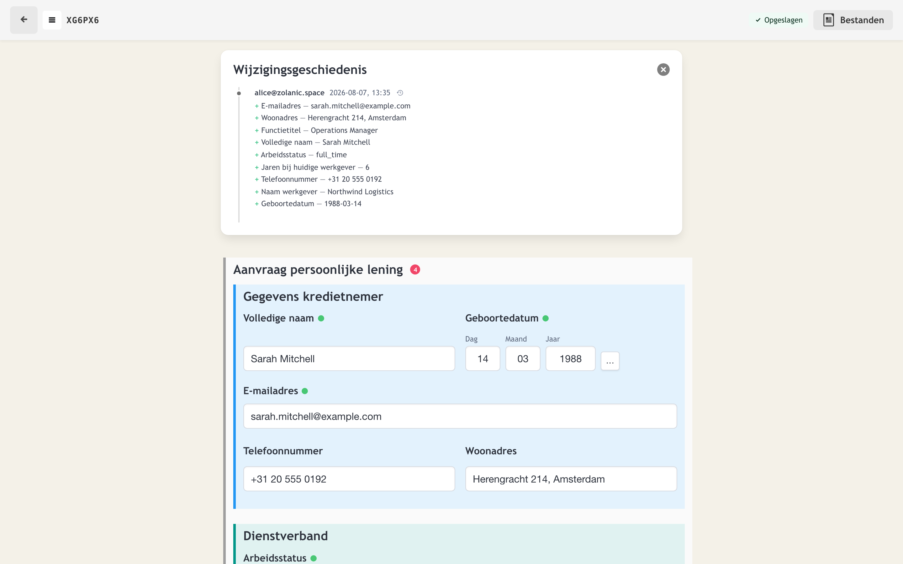 Geschiedenispaneel met toegewezen veldwijzigingen en tijdstempels